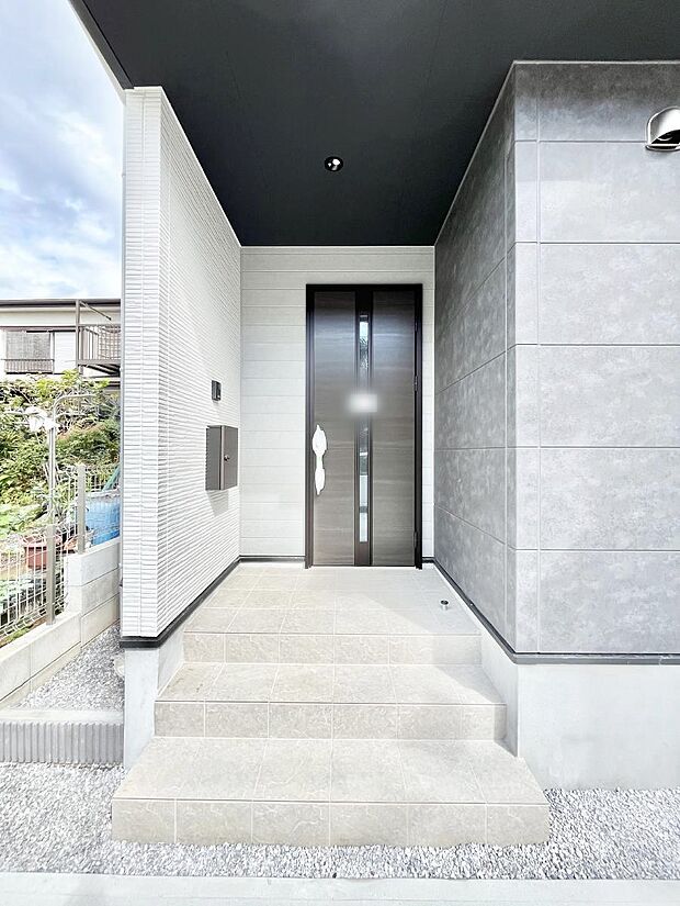 玄関前は雨が降っても濡れにくい屋根付き