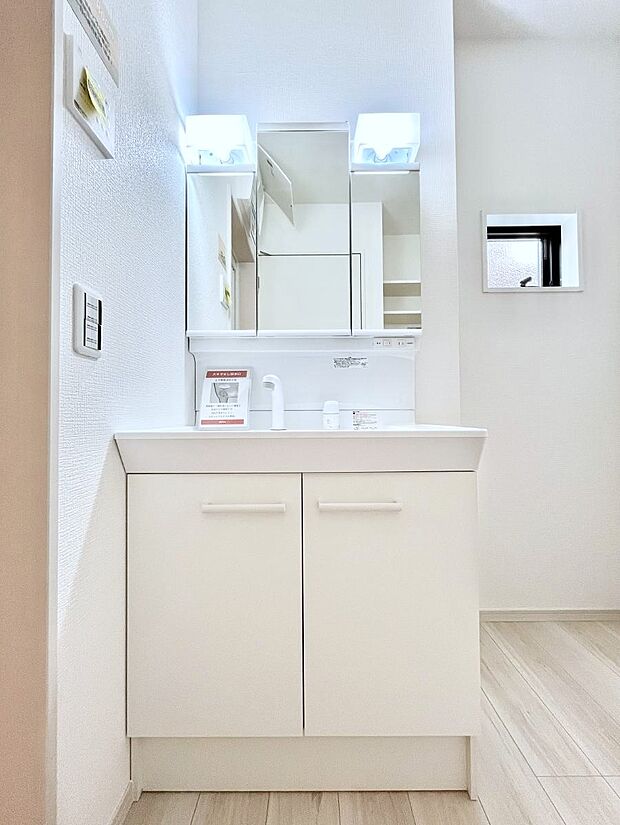 大きく見やすい三面鏡で清潔感ある洗面台は、身だしなみチェックや肌のお手入れにおすすめです。 