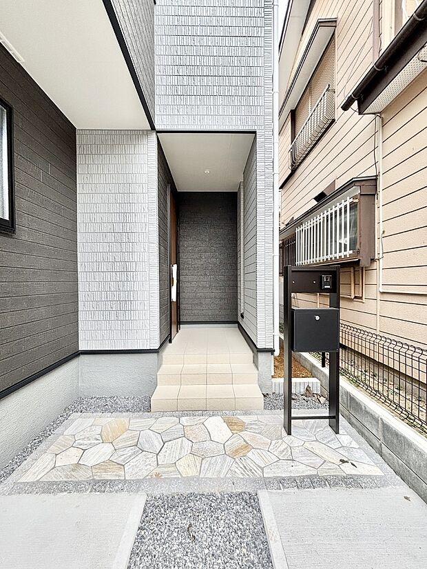 玄関アプローチにはプランターを並べて季節の花でお客様をおもてなしできます。