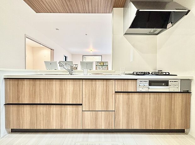 リビングを見渡せる人気のカウンターキッチン。 家族を見守りながら家事をすることができます。