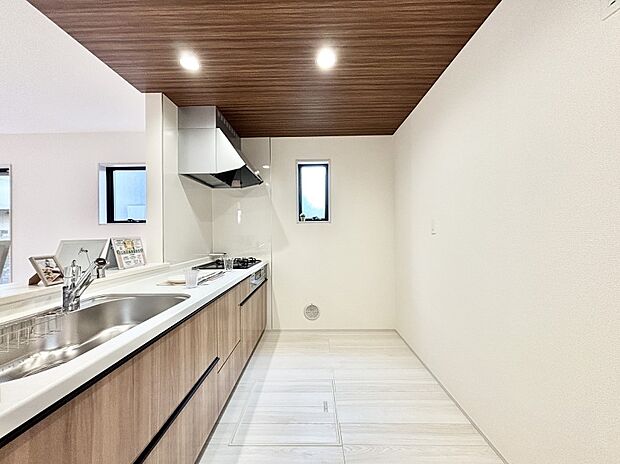 爽やかな風が通り抜けるキッチン。窓があるので明るく換気にも役立ちます。