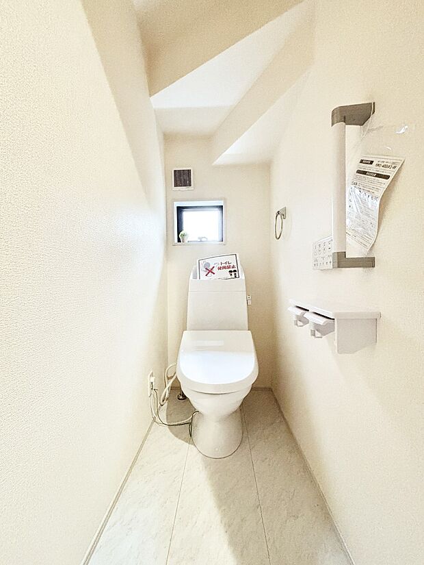 換気用小窓があり、明るく清潔な空間です。