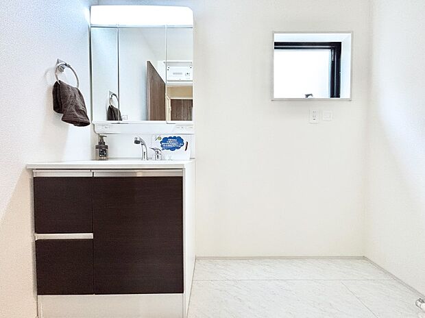 大きく見やすい三面鏡で清潔感ある洗面台は、身だしなみチェックや肌のお手入れにおすすめです。