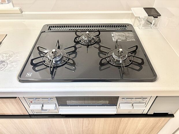 ガスコンロはSiセンサー搭載。火力調節や焦げ付き・消し忘れも防いでくれます。