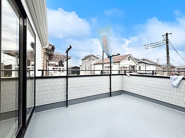 ゆったりバルコニーだから沢山お洗濯ものを干せます。