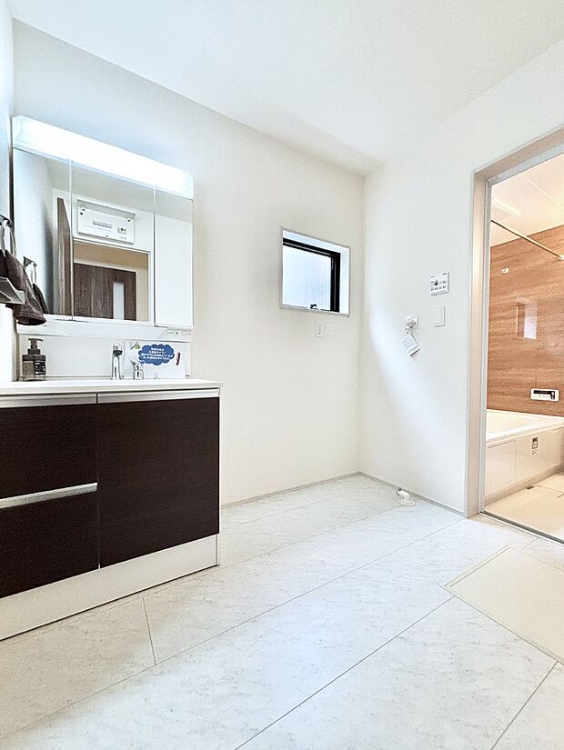 小窓がついているので湿気の多い場所でも換気が十分行えます。毎日の身支度を気持ち良く!