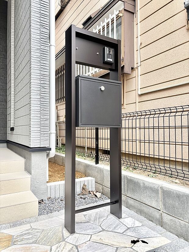 表札・インターホン・ポストをひとつに集約。エントランスになじむシンプルデザイン。