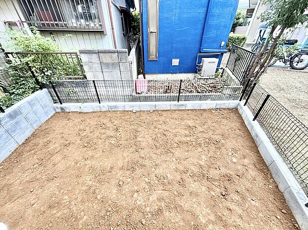 ガーデニングや家庭菜園も楽しめるお庭付き。