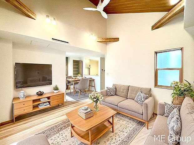 ご家族の賑やかな話し声で包まれる明るいリビング  ※家具はCGです