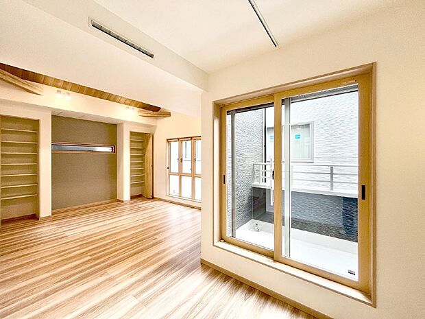 大きな窓からたっぷりの陽光と風を感じられるリビング