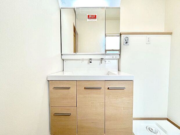 大きく見やすい三面鏡で清潔感ある洗面台は、身だしなみチェックや肌のお手入れにおすすめです。 