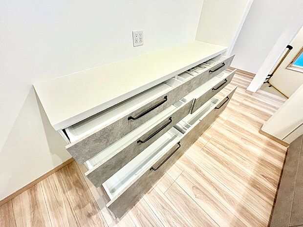 カップボードも標準装備　広々スペースでお料理しやすいキッチンです  