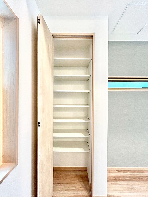 リビング収納。ここに収納があると物が集まるLDKがスッキリ片付きそうですね。  