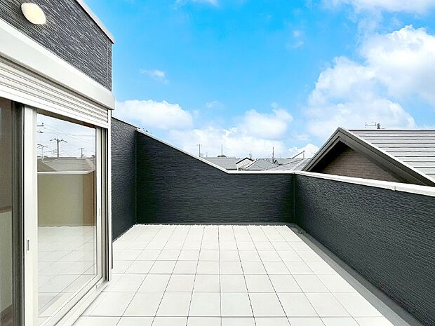 広々バルコニーでお洗濯物が気持ちよく乾きます。