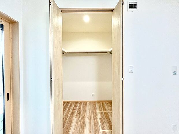 ウォークインクローゼット付きで生活空間を広く利用できます。