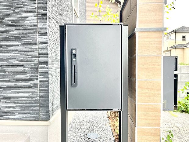 外観「宅配ボックス」 時間を気にせず宅配物をいつでも安全に受け取れます。