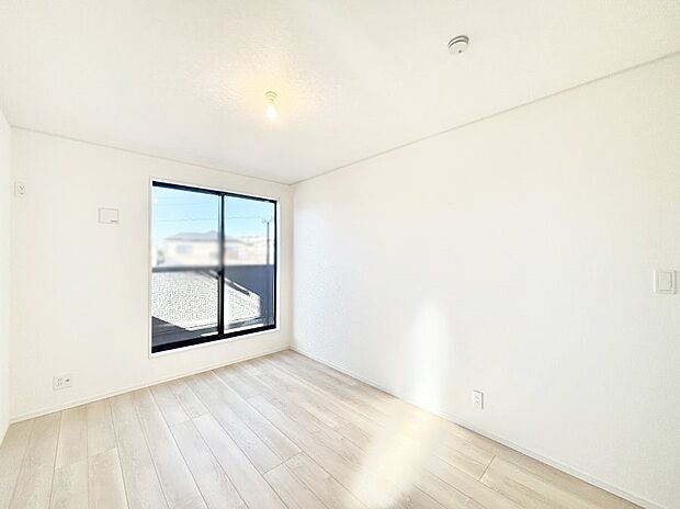 明るいバルコニーサイドに洋室を設置。目覚めの良い寝室に。