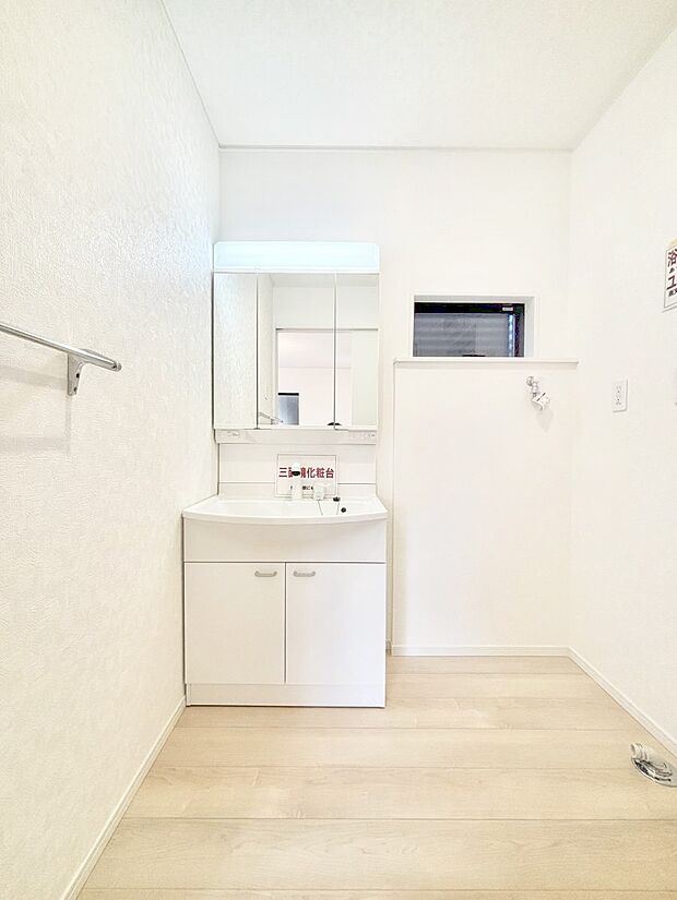 スタイリングに便利な三面鏡、ミラーキャビネットで細かい物スッキリ