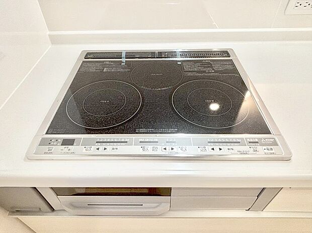 IHクッキングヒーターは天板の調理面がフラットなので調理後はサッと一拭きするだけ!