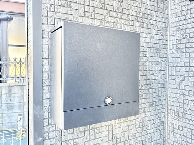 シンプルデザインのポスト。