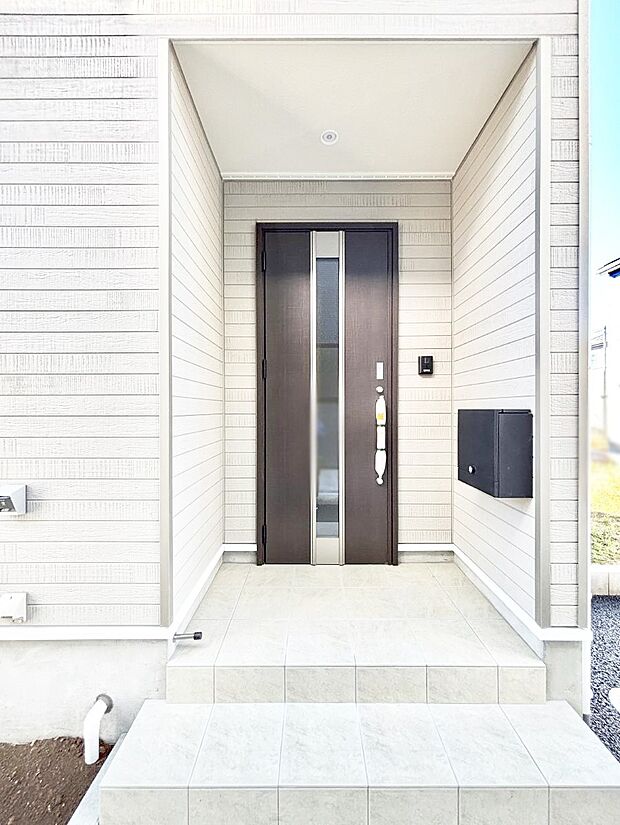 玄関前は雨が降っても濡れにくい屋根付き