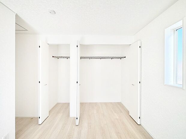 洋室のクローゼット。奥行きがあるので厚手の衣類もすっきり収まります。
