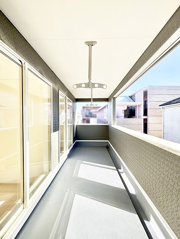 広々バルコニーでお洗濯物が気持ちよく乾きます。