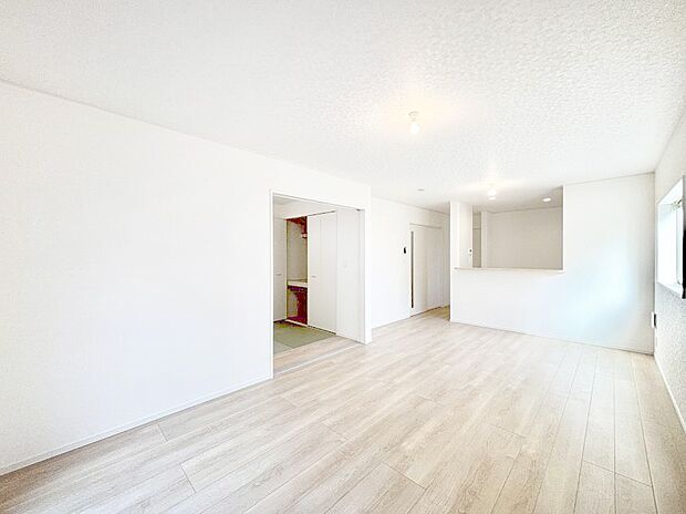 家族の笑顔が自然と生まれてくる、そんな雰囲気のダイニングに仕上がっています。