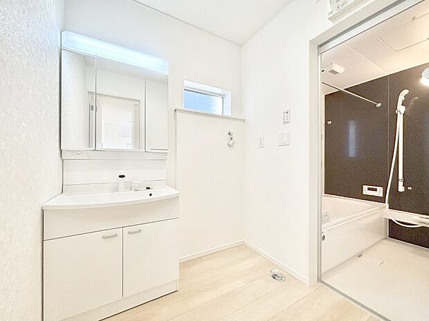 身支度もスムーズにおこなえる脱衣場。