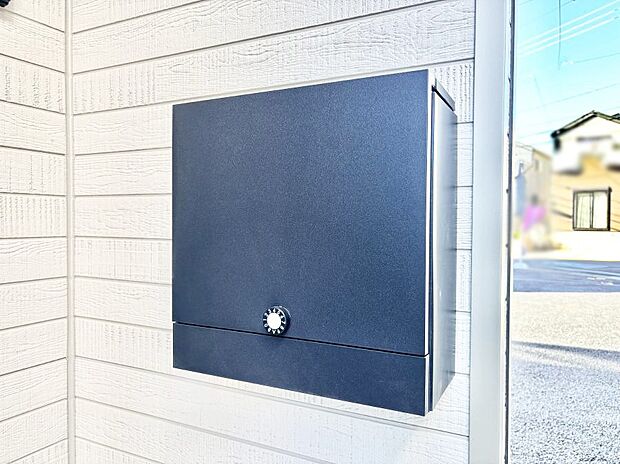 シンプルデザインのポスト。