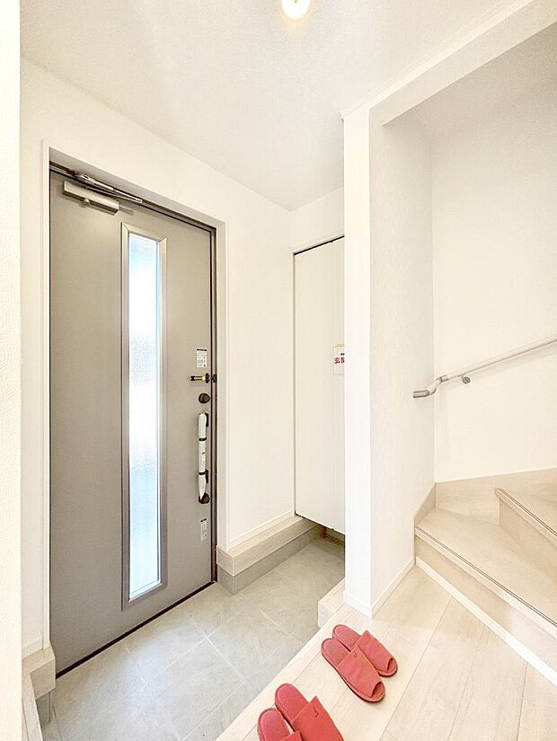 明るい陽光が入り込む玄関。ご家族の靴もスッキリ収納できる玄関収納付きです！