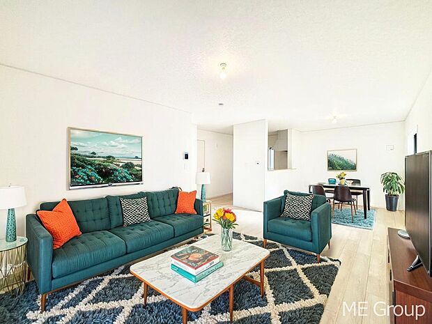 ご家族の賑やかな話し声で包まれる明るいリビング　※家具はCGです