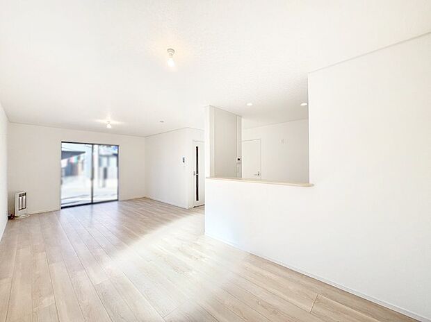 自然光が取り込まれ、家族団らんの場所を明るく演出