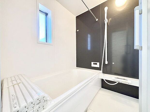 一日の疲れを癒してくれる明るい清潔感のあるバスルーム