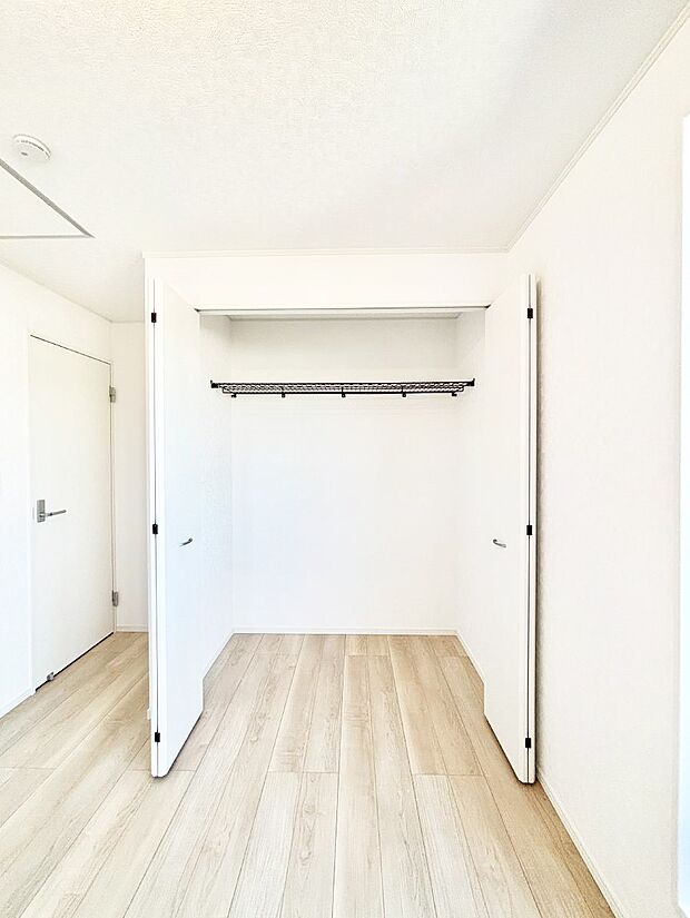 毎日着る衣類や荷物などの収納に便利なクローゼット付きです。