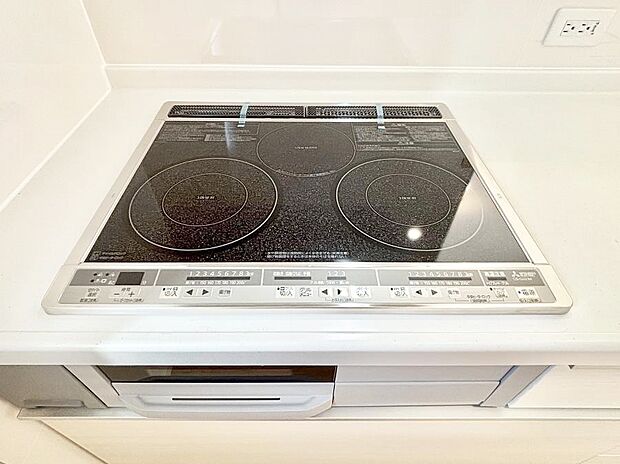 IHクッキングヒーターは天板の調理面がフラットなので調理後はサッと一拭きするだけ!