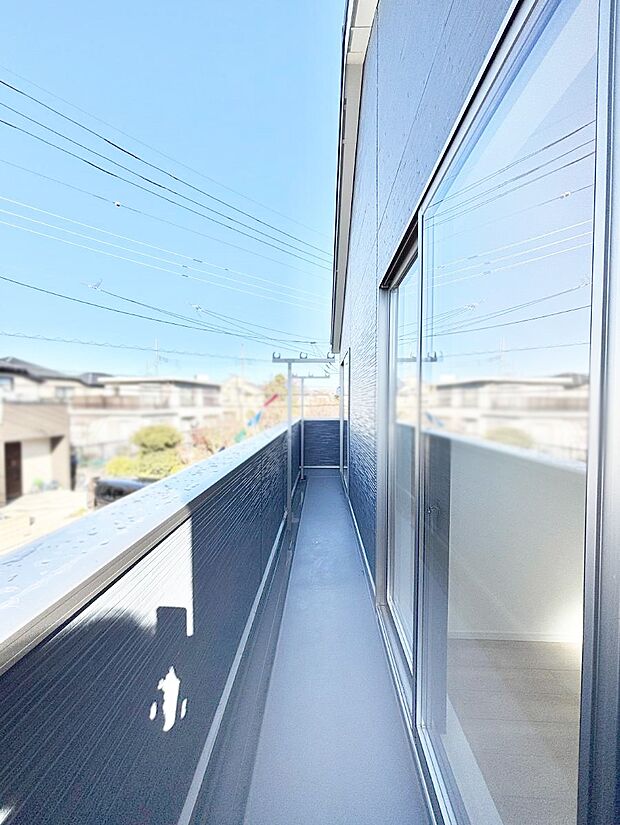暖かな陽光が降り注ぐバルコニーはお洗濯におすすめ。爽やかな風も心地よいです。