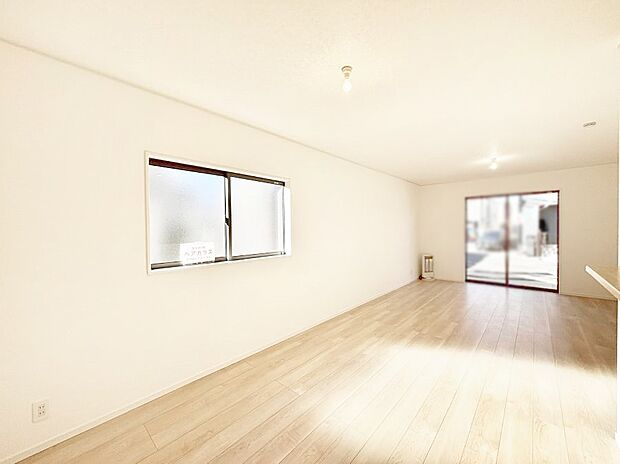 明るい陽光が注ぎ、寛ぎの雰囲気に満たされるダイニング。