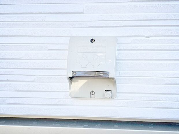 高圧洗浄機やエアーコンプレッサーなどの使用時に便利な外コンセント。