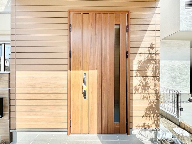 玄関前は雨が降っても濡れにくい屋根付き