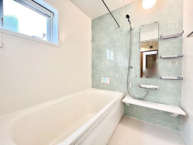 落ち着いた色合いの壁面、ゆっくりゆったり寛げるバスルーム。   