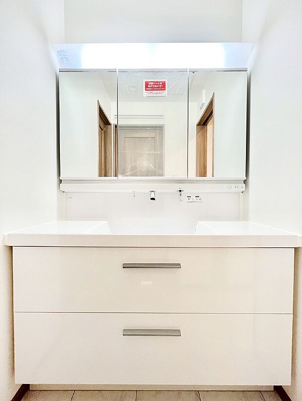 スタイリングに便利な三面鏡、ミラーキャビネットで細かい物スッキリ