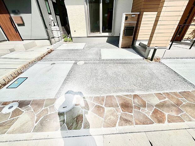 目の前が駐車場だと、雨の日も、大量にお買い物をした時も便利ですよね