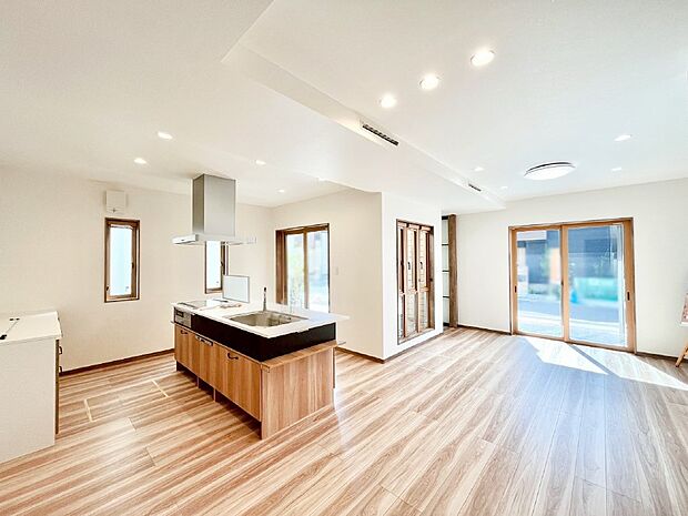 大きな窓は開放感を演出、たっぷりの陽光が心地よく快適に寛げそう