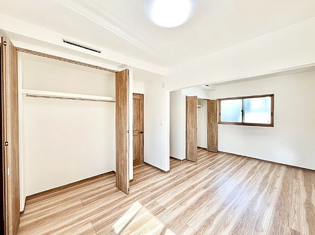 ライフスタイルに合わせて2部屋として利用できる広々とした洋室。