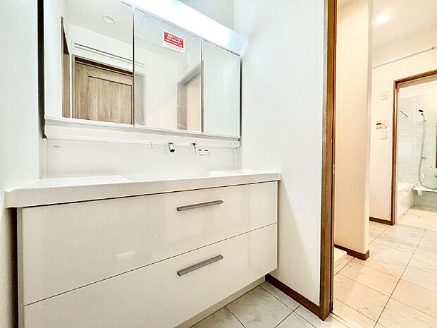 清潔感溢れるホワイトカラーを基調としたランドリースペース