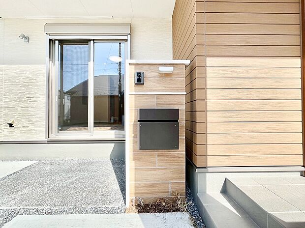 シンプルデザインのポスト。