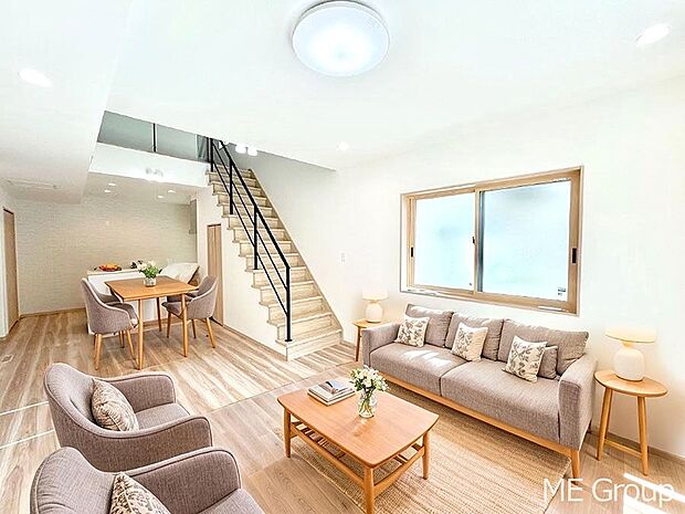 ご家族の賑やかな話し声で包まれる明るいリビング  ※家具はCGです