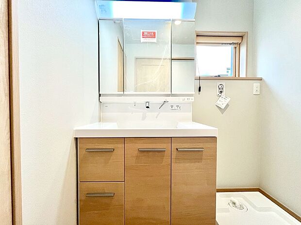 大きく見やすい三面鏡で清潔感ある洗面台は、身だしなみチェックや肌のお手入れにおすすめです。 