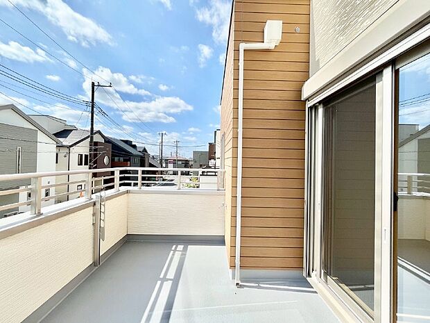 南向きのバルコニー！ご家族の洗濯物はもちろん、お布団もたっぷり干せます！